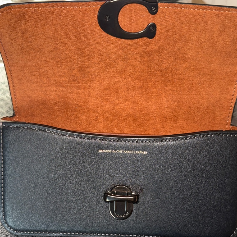 Authentic Coach Black leather shoulder bag BNWT suede interior with key to lock. - Picture 15 of 16